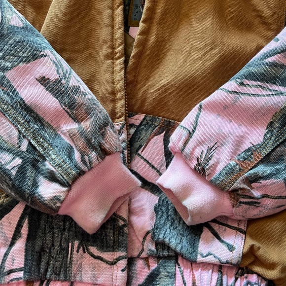 Toddler coat size 4T good condition just a few stains on the sleeve end’s - Picture 4 of 4